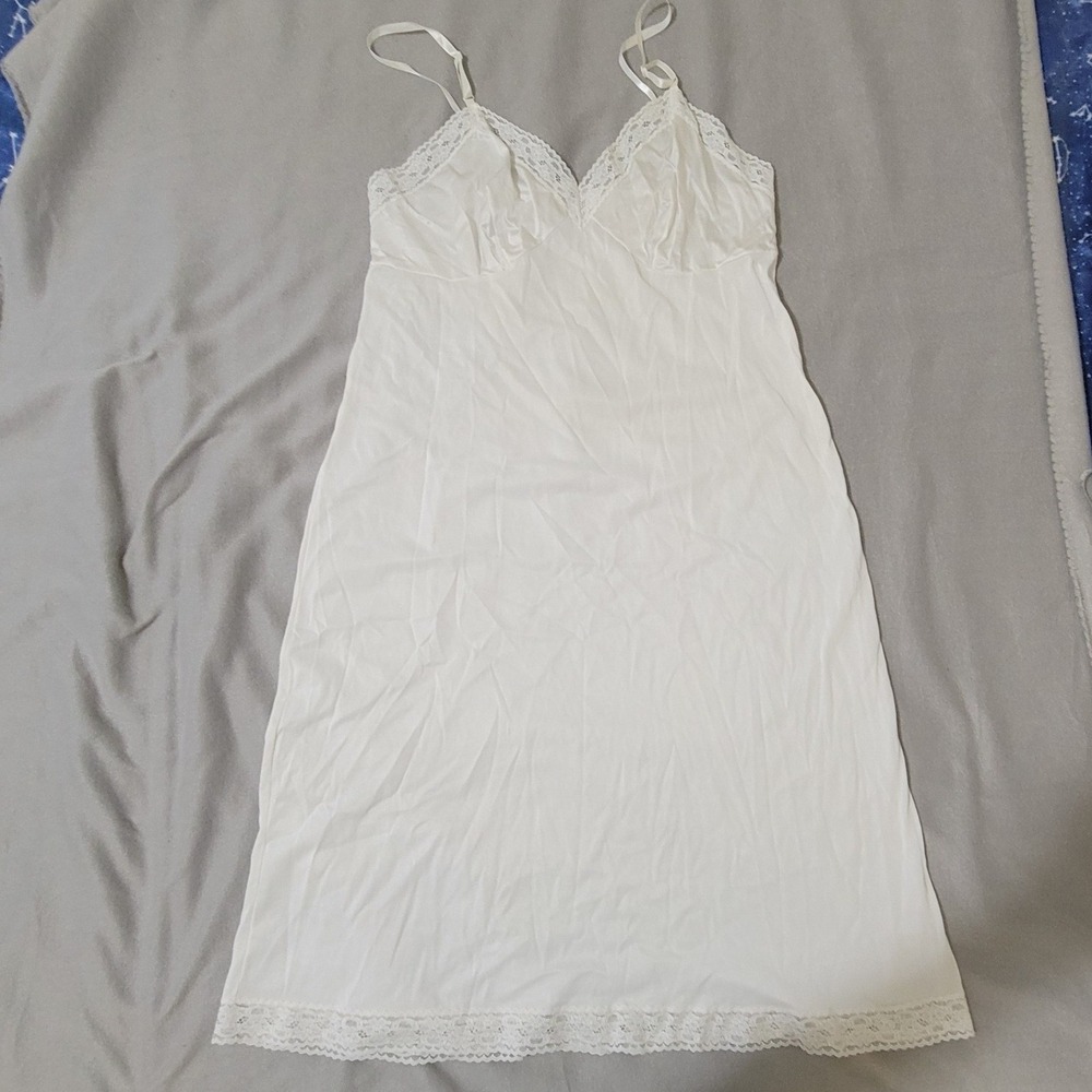 Vintage Vanity Fair White Lace Trim Full Slip Antron III Nylon Size 40 28 Inch